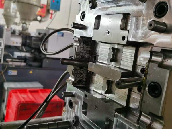 如何解決塑膠模具加工中出現(xiàn)的問題？