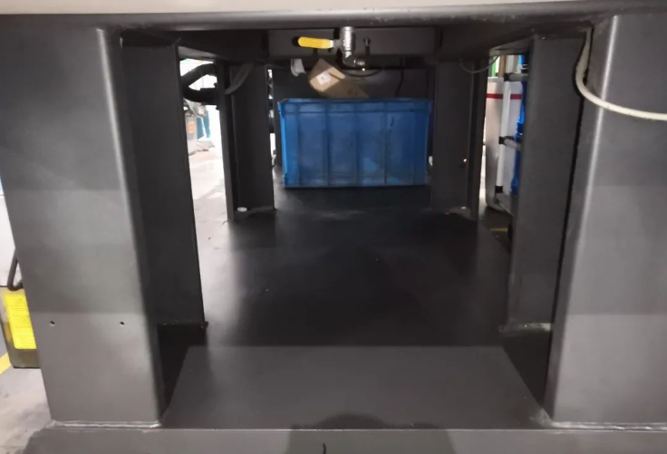 機臺下方無油污，產(chǎn)品等雜物