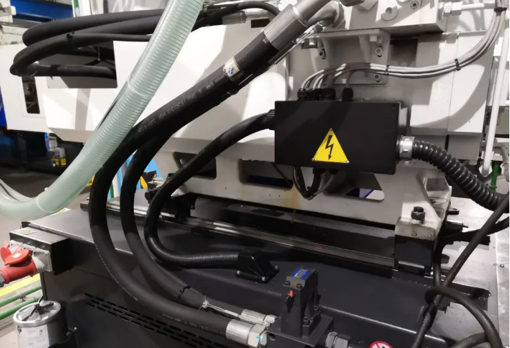 射臺部位油管表面及附屬部位定期清潔