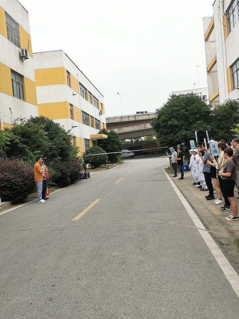 安全員講解滅火器的操作方法