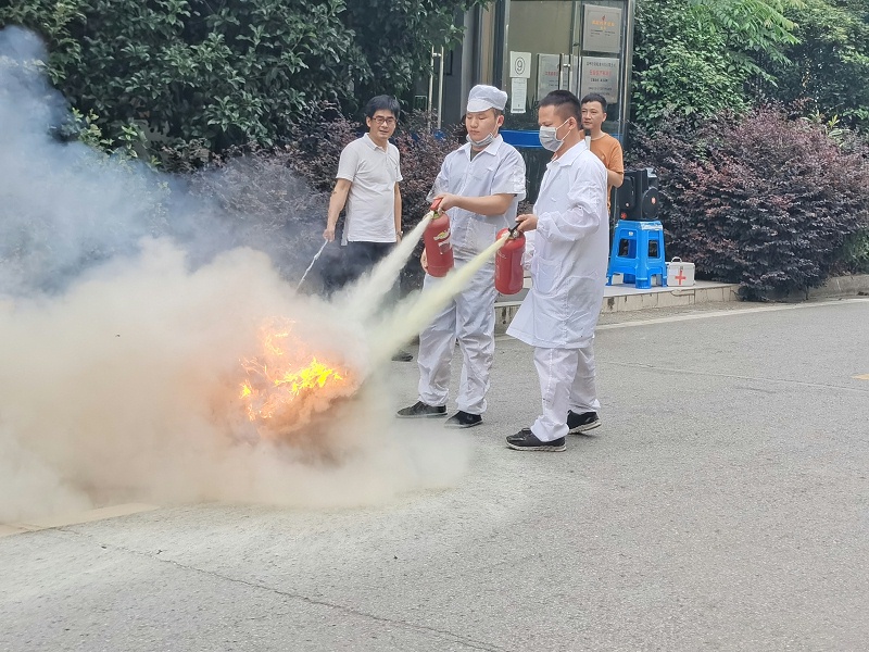 使用滅火器滅火